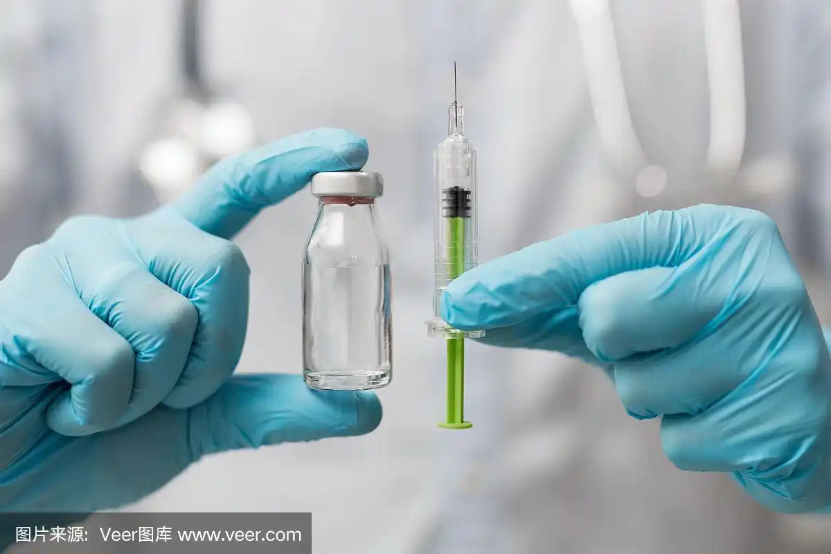 注射器,手里拿着医用注射剂.疫苗接种设备.