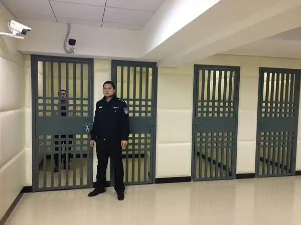 随县法院首个标准化羁押室正式投入使用