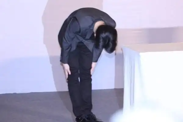 成龙为国际禁毒日献唱 似想借歌词寄语房祖名