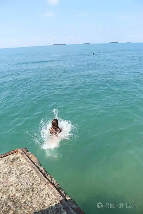 女孩在海水中游泳照片-正版商用图片0te90m-摄图新视界