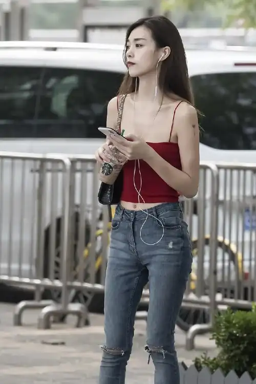 街拍:小姐姐亮红色吊带裹胸装,搭配时尚牛仔裤穿出最美的青春