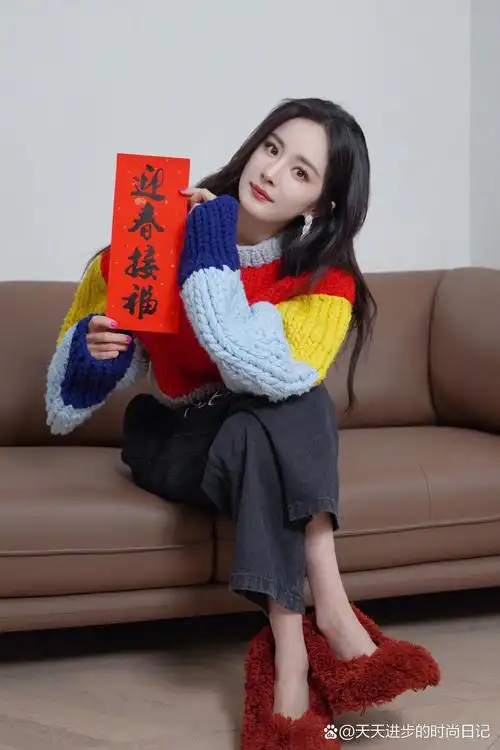 2月图文动态激励计划# 杨幂晒美图,她穿了一件拼色的半高领棒针毛 ..