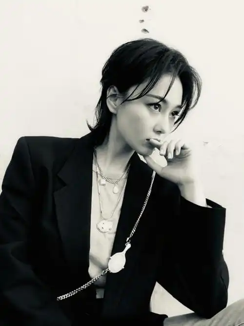 并且张馨予的穿衣风格开始完全变得非常的帅气