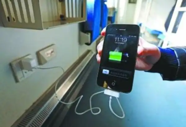 走廊有三个,乘务员室有一个;(1)软卧车厢,按单个包房里一个电源插座