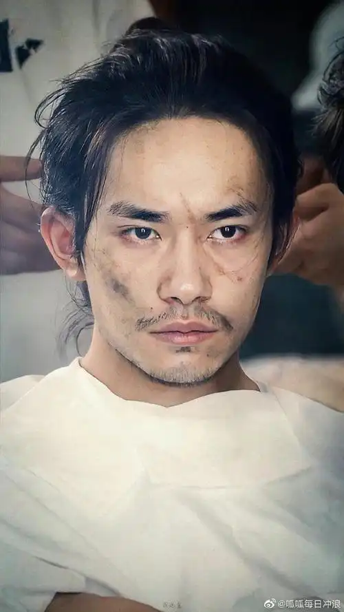 片场瞬间,还有留着胡子的"孙均"日常,来看看易烊千玺晒过的胡子自拍
