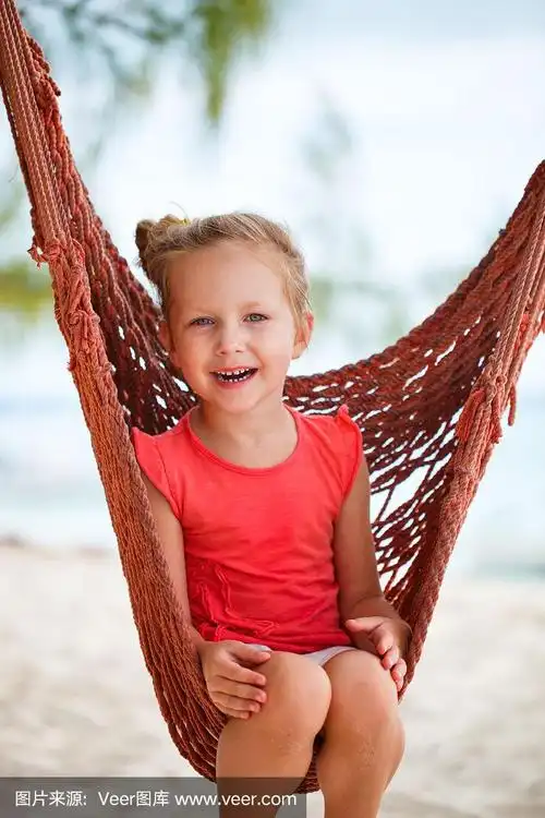 可爱的小女孩在吊床上