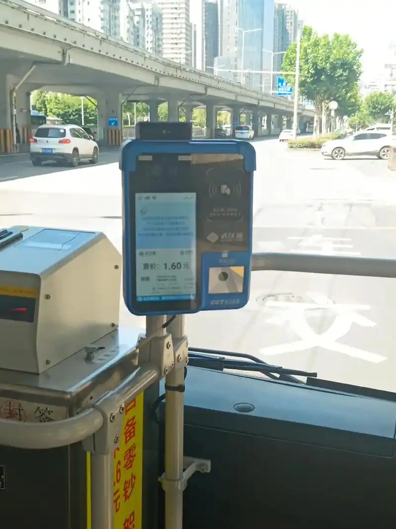 乘公交车新方法.乘坐公交车的朋友们,先扫健康码,再扫武汉通 - 抖音
