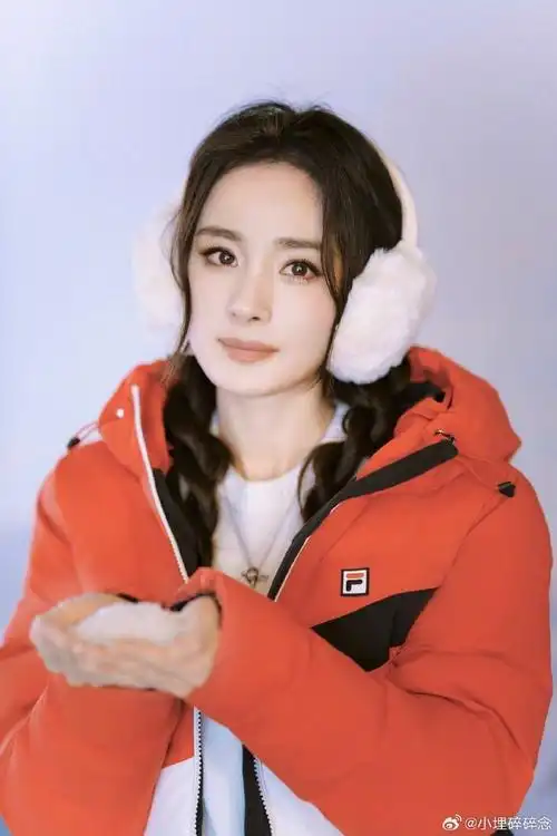 感#我爱看美女杨幂冬日氛围感大片释出～毛绒耳罩造型尽显可爱大气,我