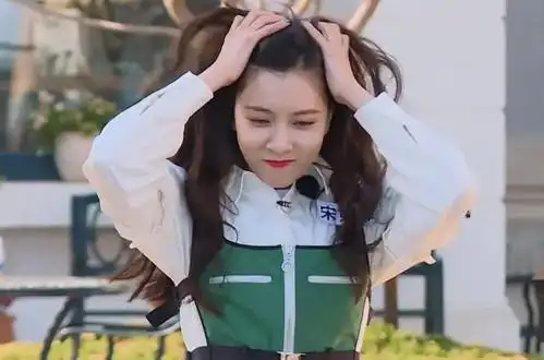 跑男5位女嘉宾遭遇高压水枪张天爱防护姿势亮了女生都懂