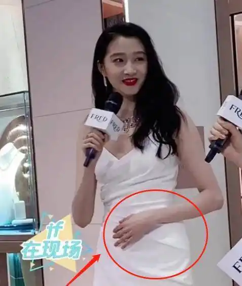 原创关晓彤最新活动生图曝光路人镜头下颜值惊艳捂肚子举动引争议