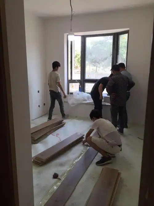 (2)室内木地板铺贴施工