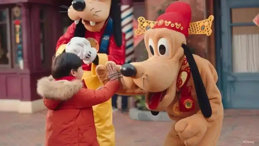 角色本身从穿上人偶服的一刻起扮演卡通角色的演员这是因为迪士尼乐