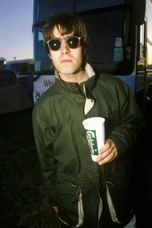 还能看到前绿洲乐队主唱liam gallagher最爱穿的m51 parka风衣的身影.