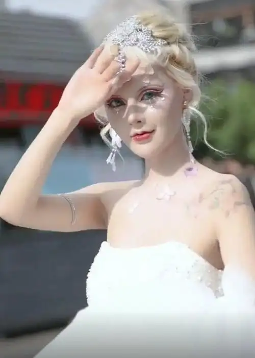 迪丽拉穿"芭比裙"亮相,镜头拉近后的妆亮了,网友:太可怕了!