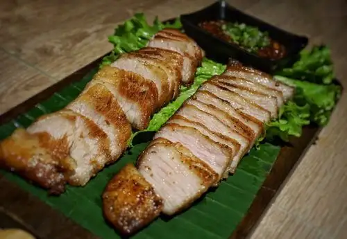 碳烤猪颈肉,碳烤的肉肉,肥瘦相间搭配上泰式料汁,清香口感干咖喱大虾