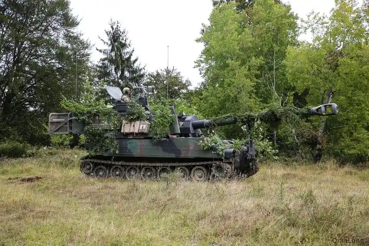 美军m109a6自行榴弹炮进行训练射程不及plz05自行火炮2