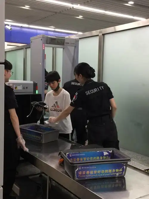 女儿和tf家族里的小鲜肉们一起过安检,一起下飞机,开心惨了