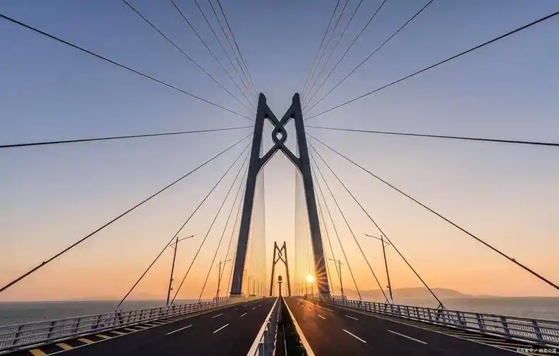 世界上最长的跨海大桥港珠澳大桥是斜拉桥,人工岛和隧道的综合体,6.