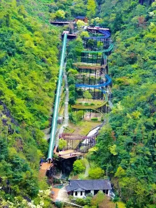 永嘉书院的玻璃水滑道是一条长达1800米