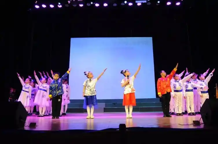 我们欢聚一堂,一起走上绚烂多姿的艺术舞台——朗诵主持专场汇演!