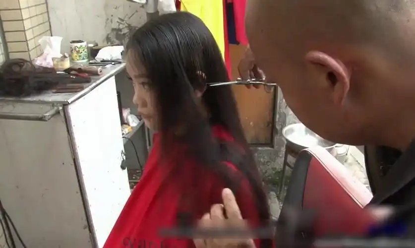 气质美女在路边剪掉了齐腰长发