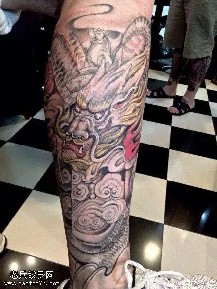 腿部个性盘腿龙纹身图案