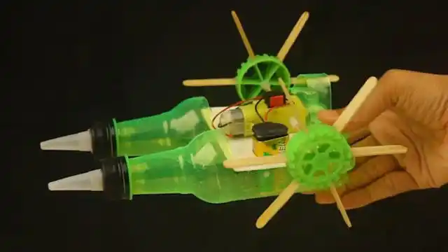 牛人用塑料瓶自制玩具船,零成本又好玩,大家一起来试试吧!