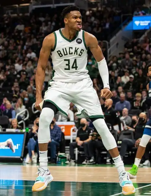 p>扬尼斯·阿德托昆博(giannis antetokounmpo),全名扬尼斯·西纳