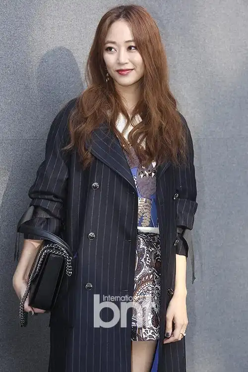 金孝珍出席活动演绎秋季时尚 风衣衬托干练气质
