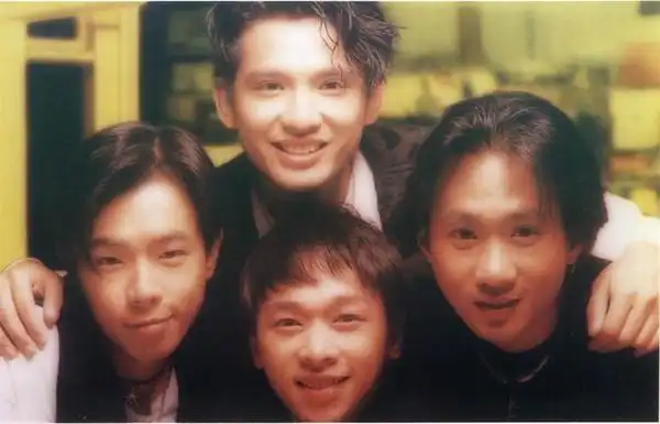 据说,有两位粉丝极为钟爱黄家驹,有位名为阮忠元的粉丝更是愿意为黄