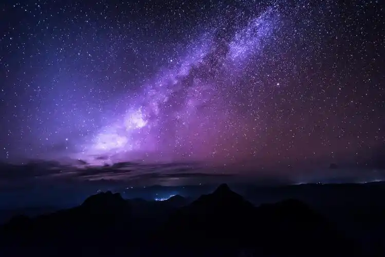 黑色背景下紫色的银河