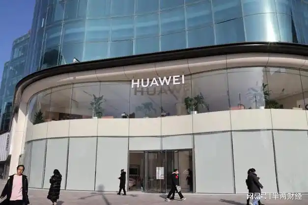 华为在北京的第一家旗舰店坐落于北京王府井步行街,同时也是北京第一