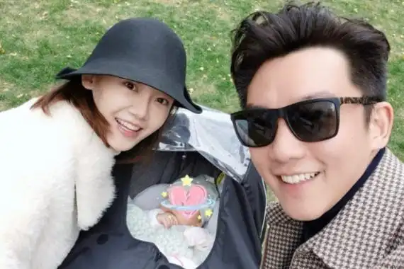 原创郑恺苗苗一周年纪念日晒出牛肉面照片网友太接地气了