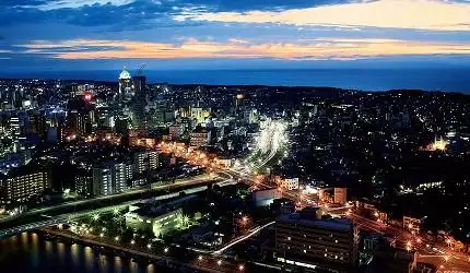 新泻四日三夜行程中推介朱鹭国际博览中心展望室眺望到的新泻市内夜景