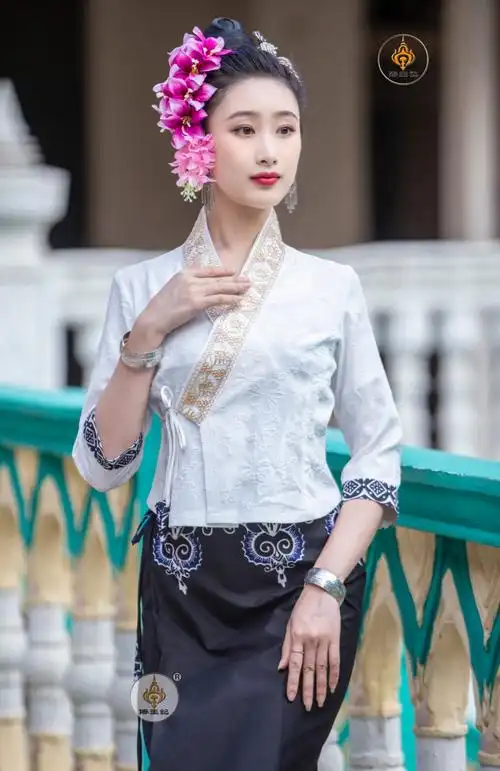 西双版纳傣族服饰云南度假裙民族风围裙传统夏薄款透气中袖修身筒裙