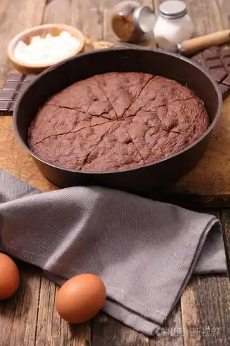 木桌上美味的巧克力馅饼