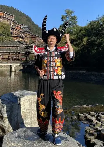 西江千户苗寨看苗寨的景色,穿苗族服饰拍照,其乐融融!