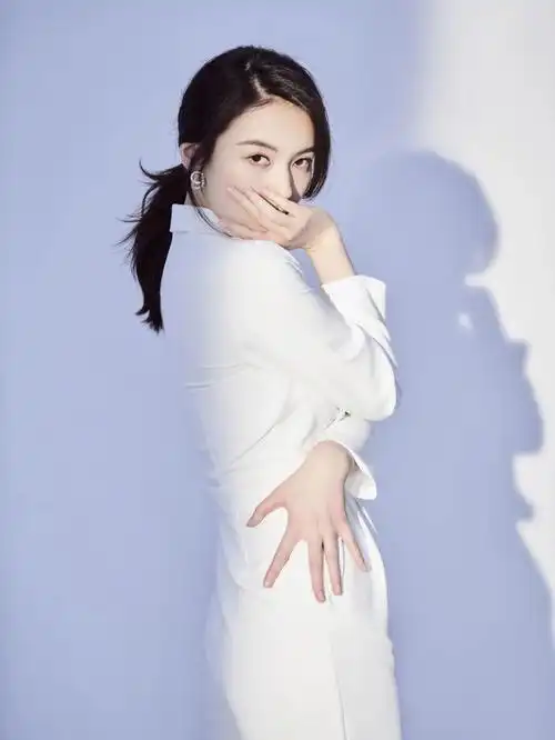 成熟女人在灵动与稳重中自然迸发气质魅力