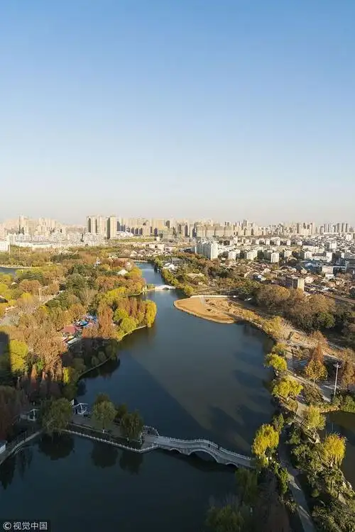 俯拍江苏淮安楚秀园 五彩斑斓如画卷