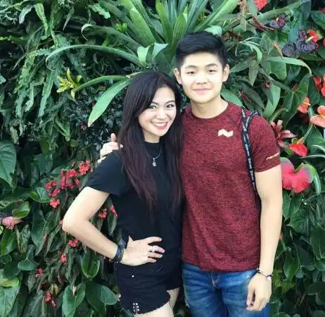 puspa dewi是男孩的妈妈,刚刚过完50岁的生日,她看起来很年轻.