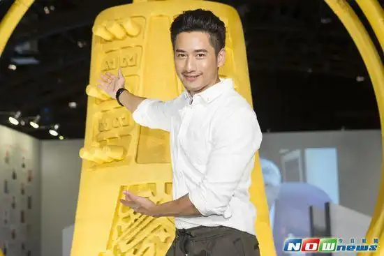 断开江祖平!周孝安甜搂正妹女友入镜