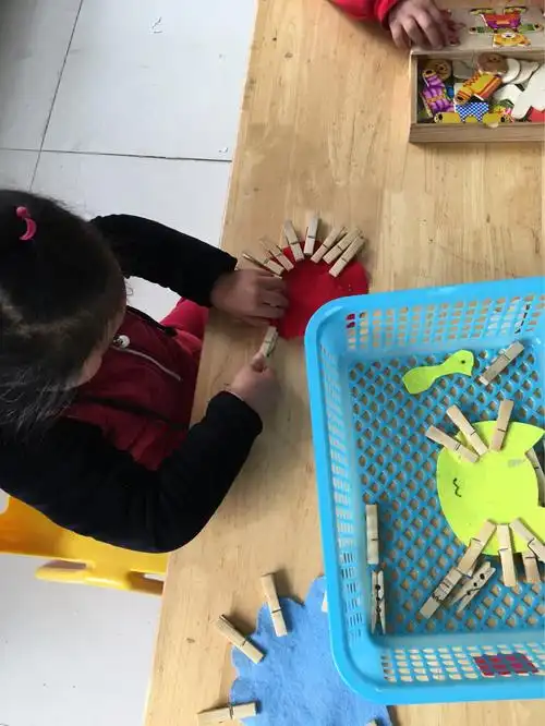 胡阳中心幼儿园小班益智区和生活区的自制玩教具