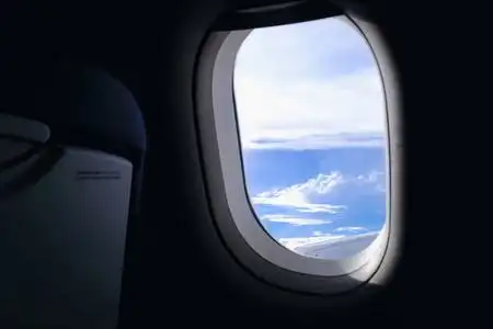 从窗口看从商用飞机上乘客座椅的窗口视图看飞机窗口时的旅行灯照片