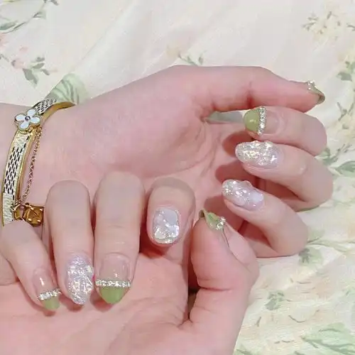 夏日美甲短甲冰透粉绿晕染法式链条甲