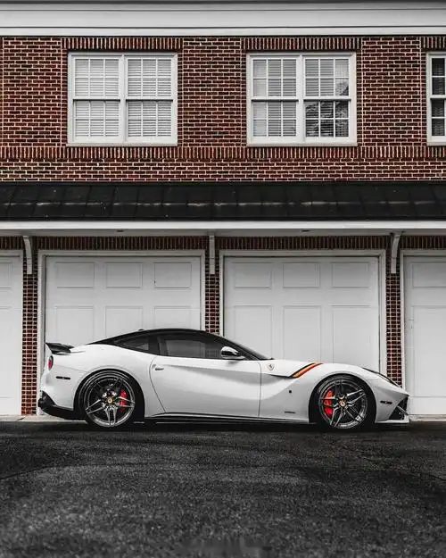 法拉利f12 外观相当漂亮,采用掀背式设计,外观攻击性相当强,车头前长