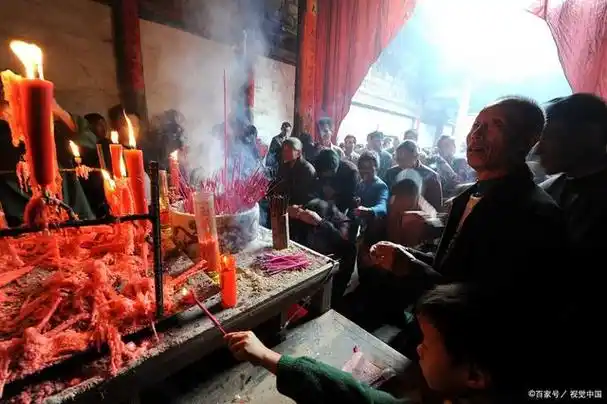 拜天公是中国南方地区特有的传统风俗,潮汕地区普遍都有,通过对天公的