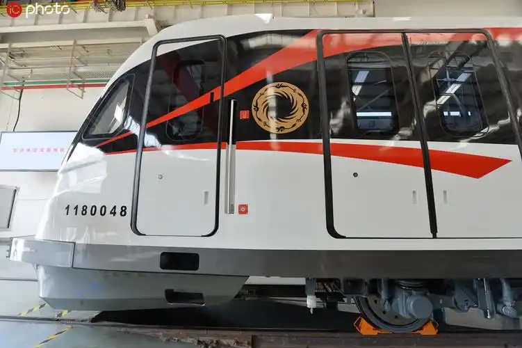 全国首列时速140公里地铁亮相3