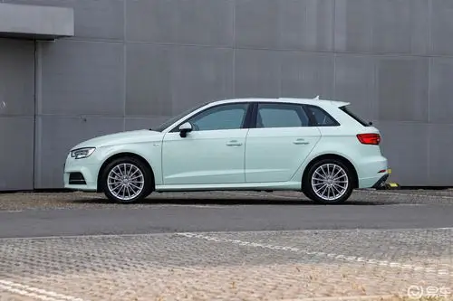 【奥迪a32018款30周年纪念版 limousine 40tfsi 运动版侧前45度车头