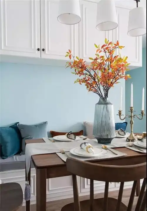 餐桌延续经典美式的深棕色,整体色彩搭配轻重和谐,温馨不失格调