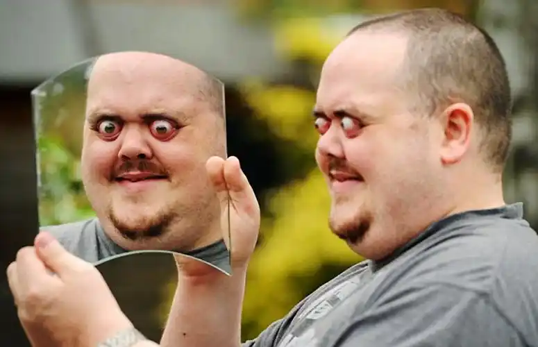 英男子眼睛可瞪出12毫米网友们都惊呆了